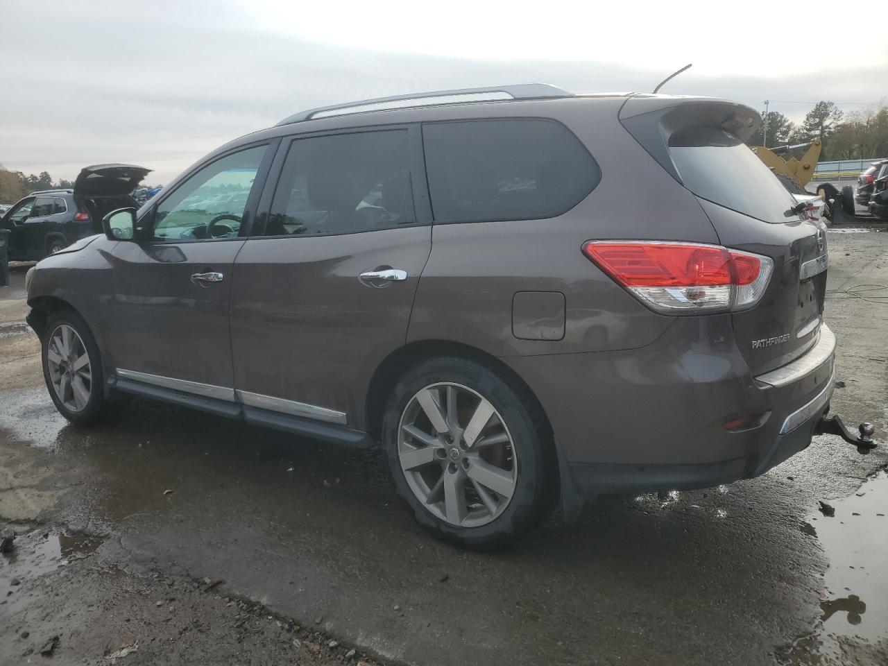 2015 Nissan Pathfinder - Image 2