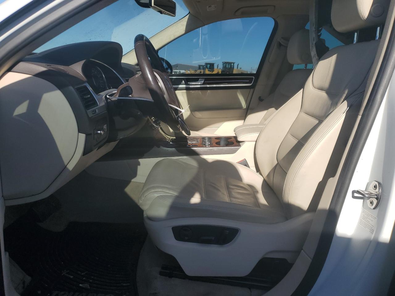 2014 Volkswagen Touareg - Image 7