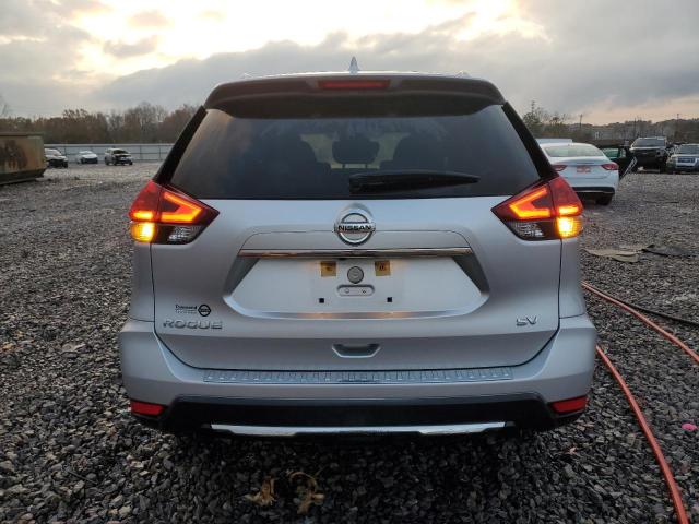  NISSAN ROGUE 2018 Srebrny
