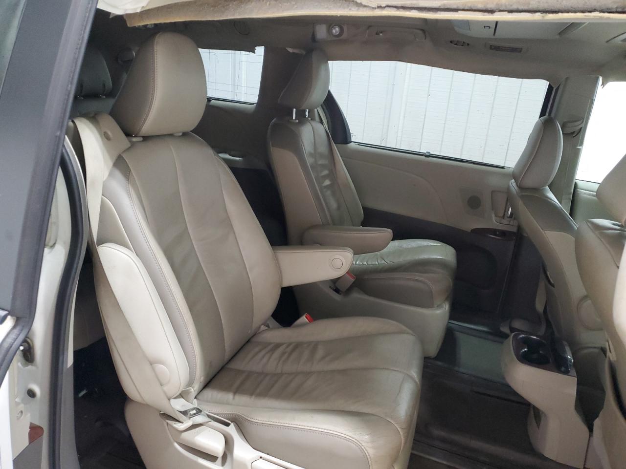2012 Toyota Sienna - Image 11