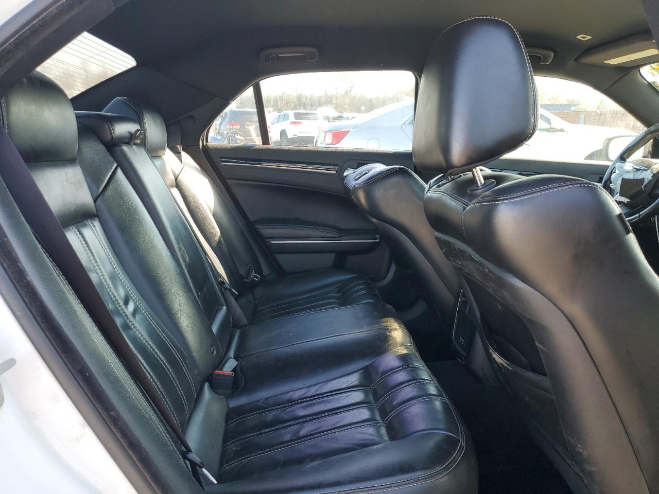 2019 Chrysler 300 - Image 10