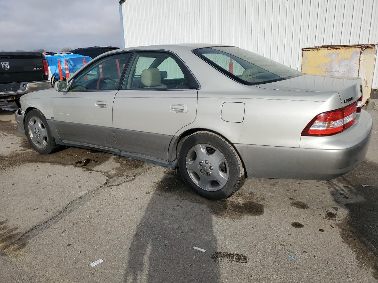 2001 Lexus ES - Image 2