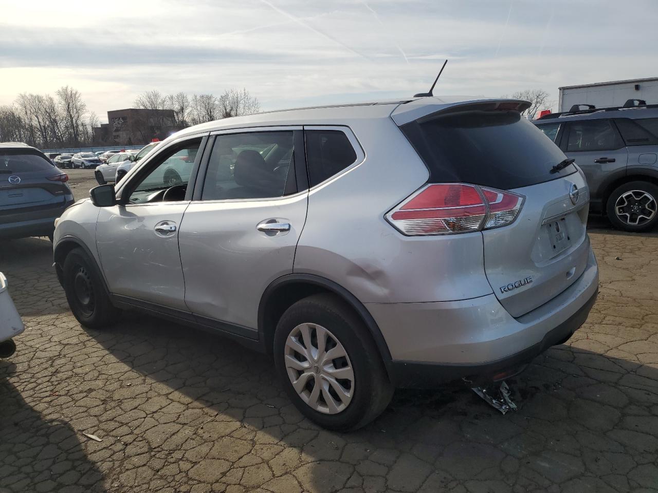 2015 Nissan Rogue - Image 2