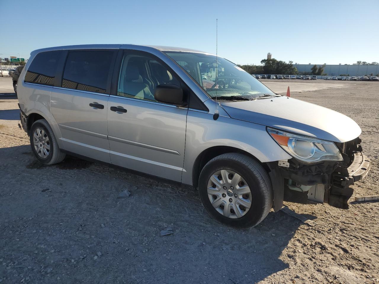 2010 Volkswagen Routan - Image 4