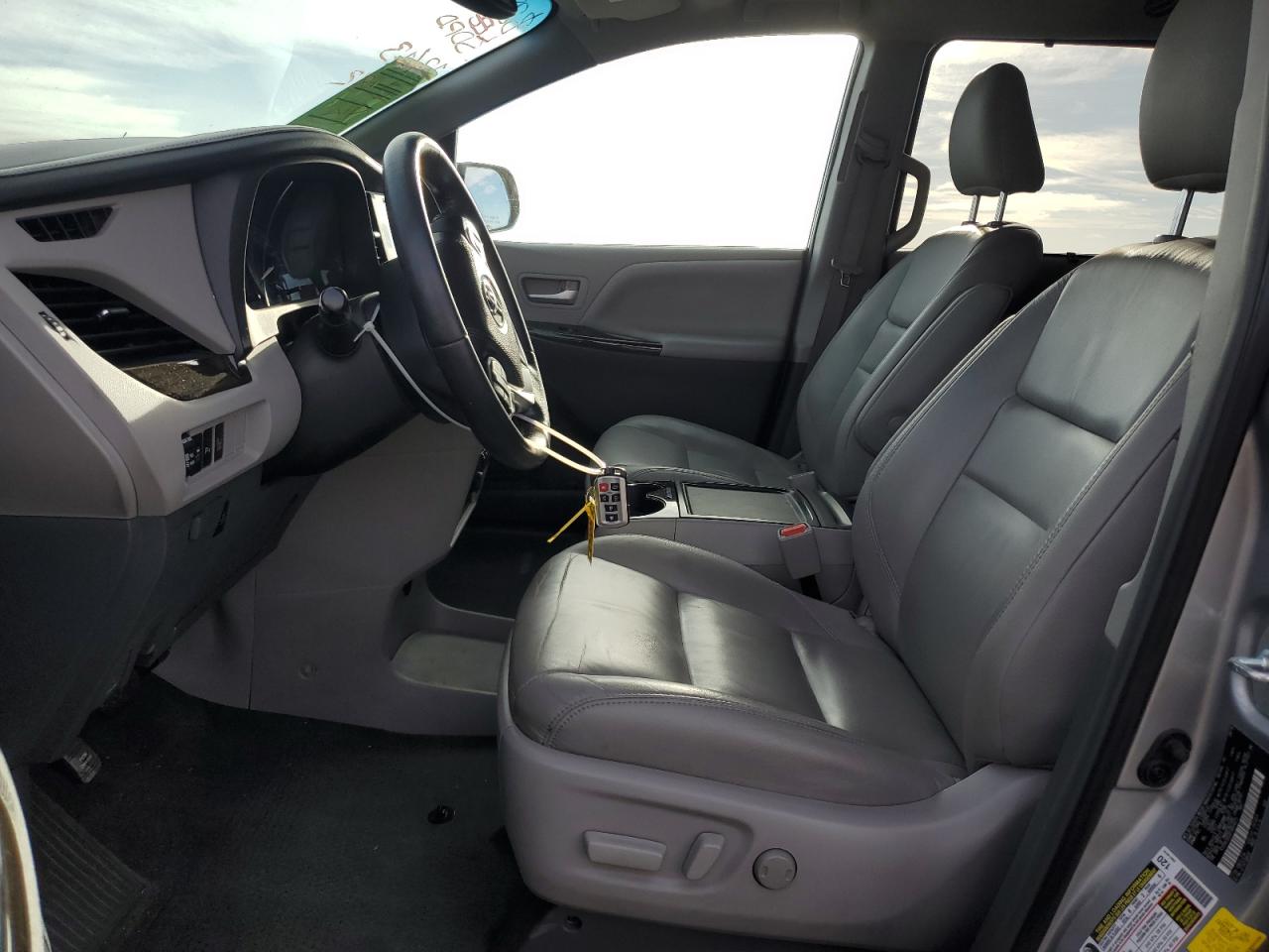 2015 Toyota Sienna - Image 7