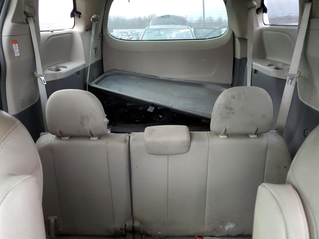 2017 Toyota Sienna - Image 10