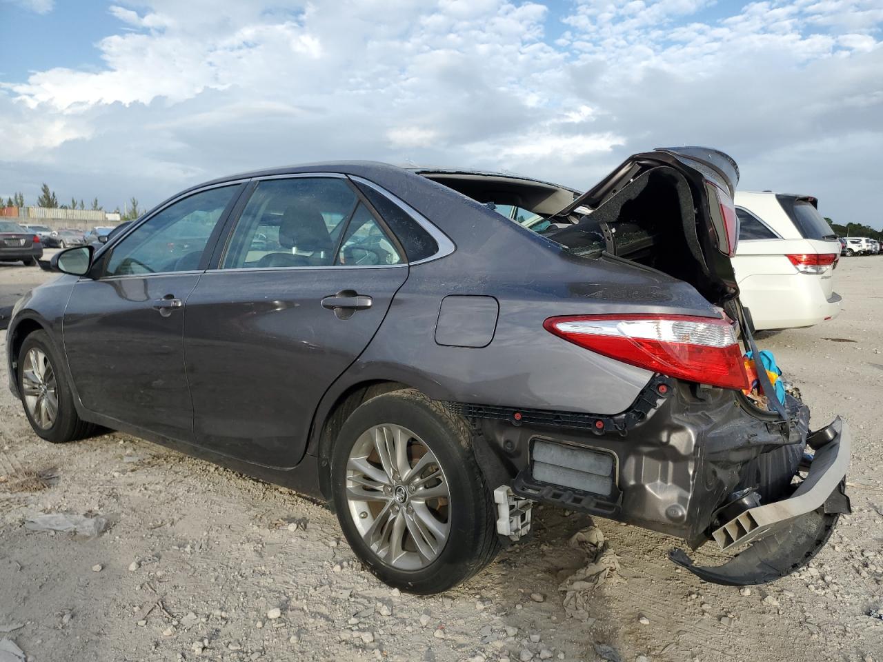 4T1BF1FK9GU184780 2016 TOYOTA CAMRY - Image 2