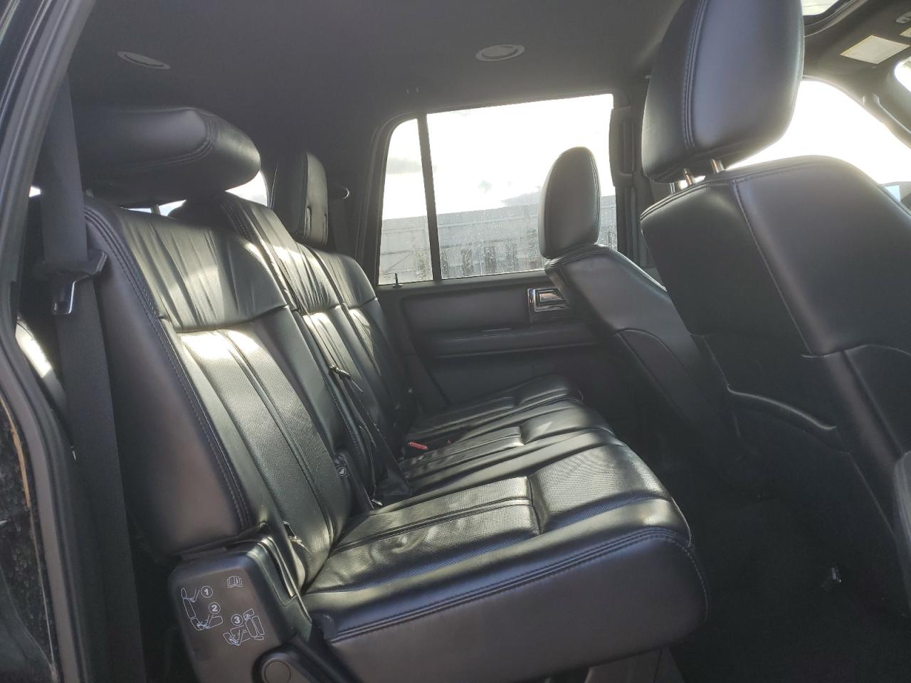 2017 Lincoln Navigator - Image 11