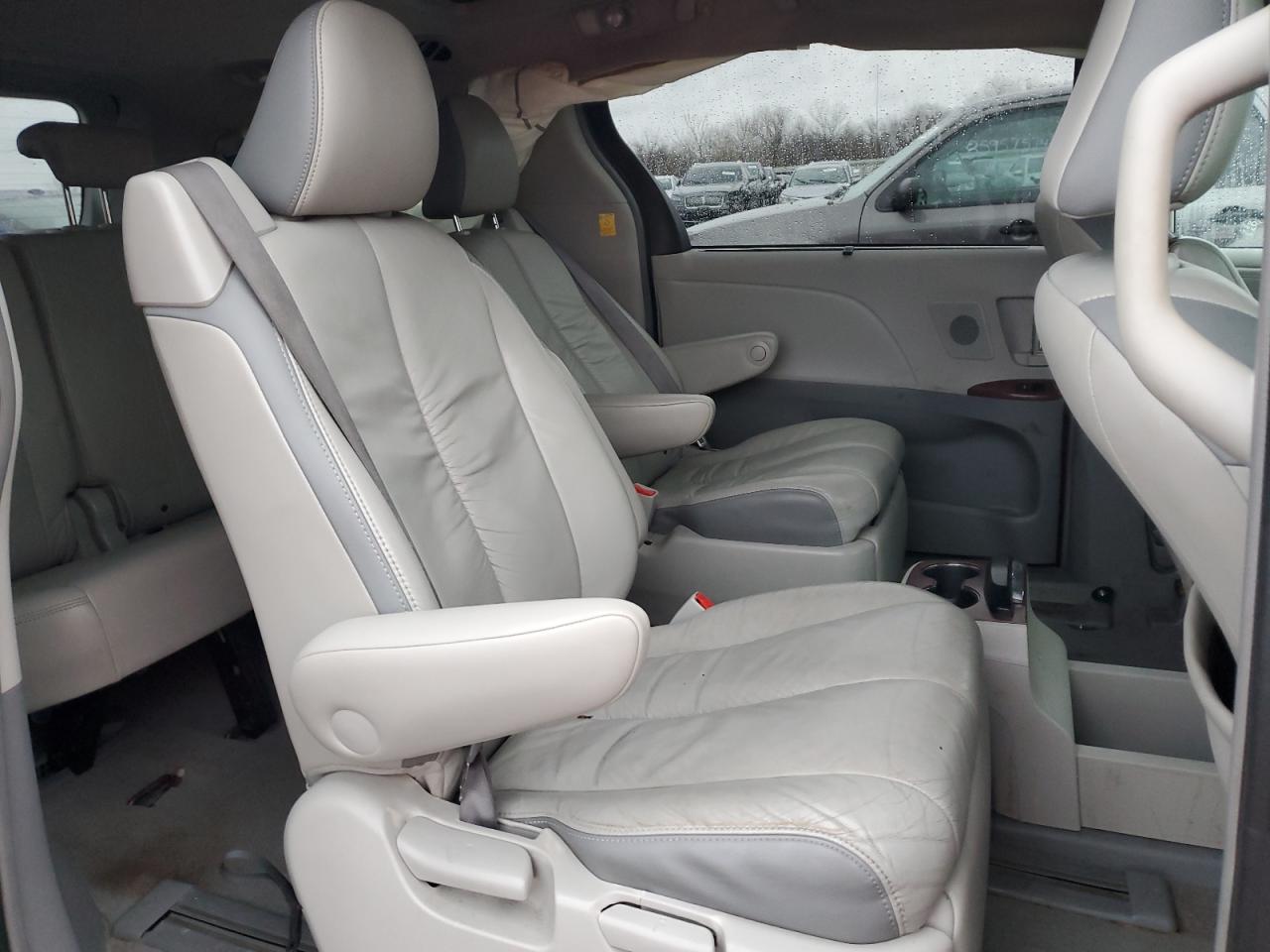 2011 Toyota Sienna - Image 11