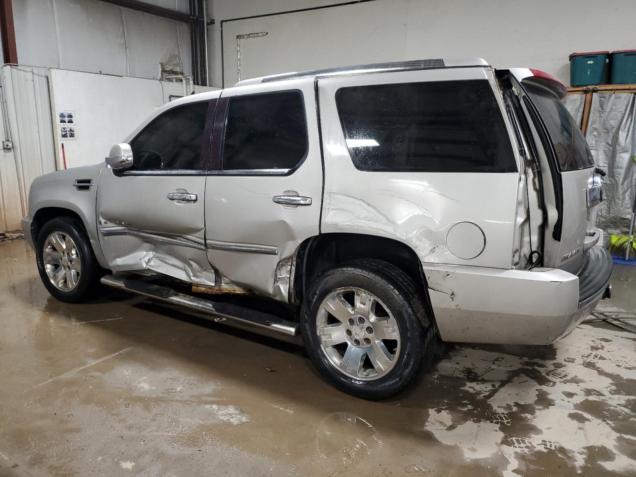 2007 Cadillac Escalade - Image 2