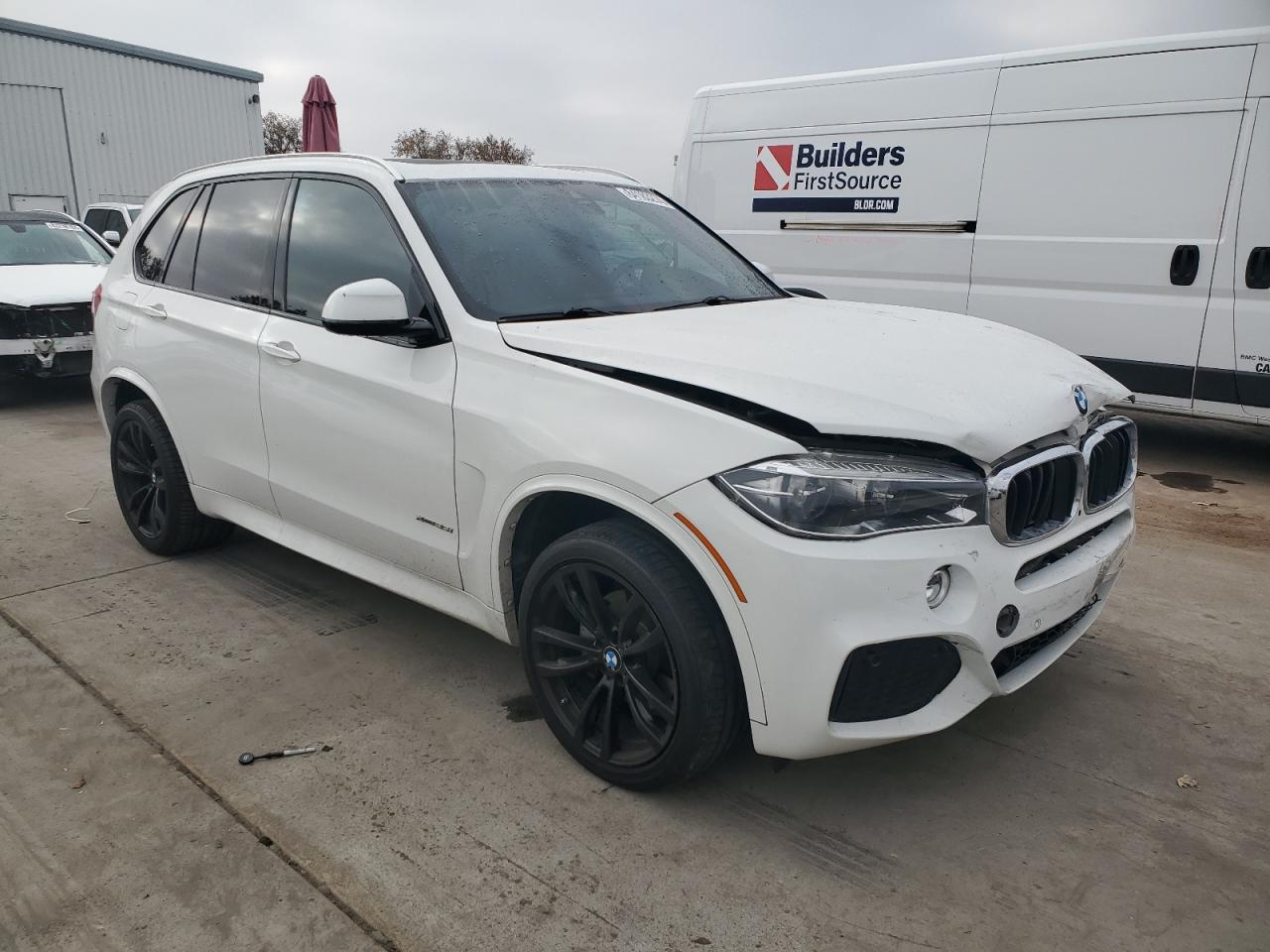 VIN 5UXKR0C54H0V68137 2017 BMW X5 no.4