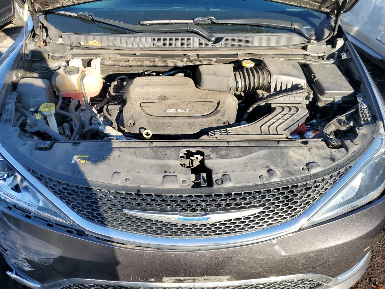 2018 Chrysler Pacifica - Image 12