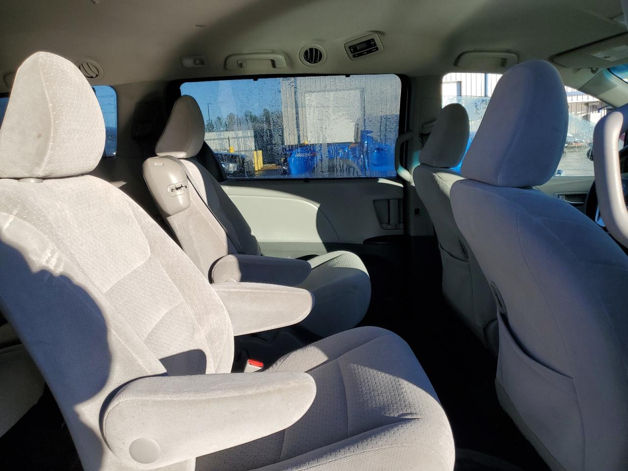 2015 Toyota Sienna - Image 11