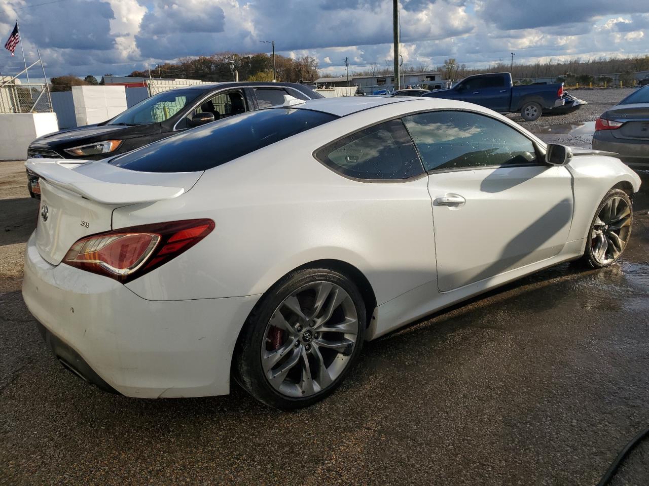 2015 Hyundai Genesis - Image 3
