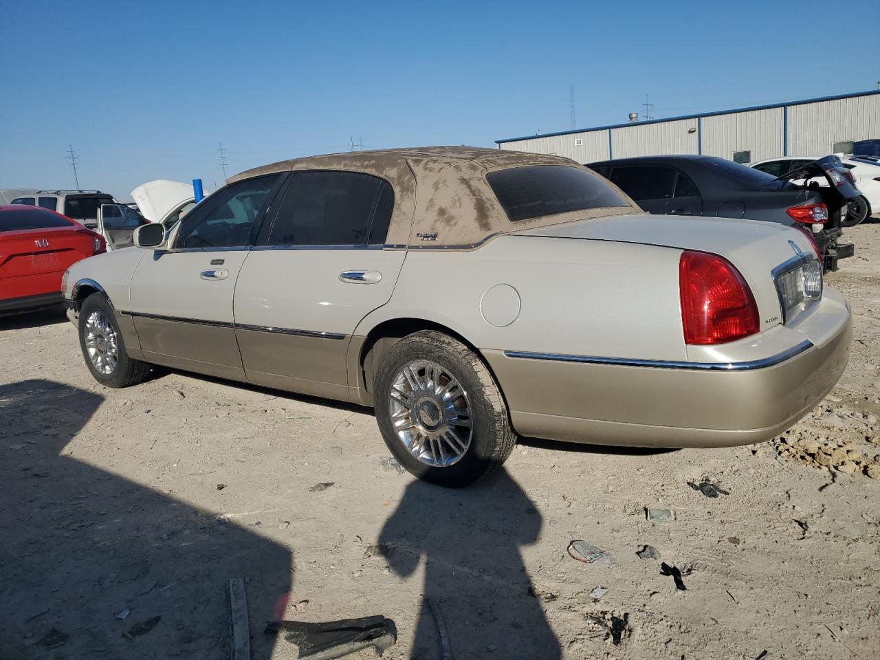 2006 Lincoln Town Car - Image 2
