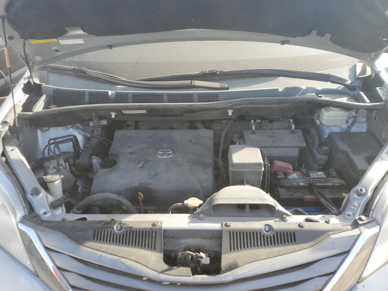 2012 Toyota Sienna - Image 12