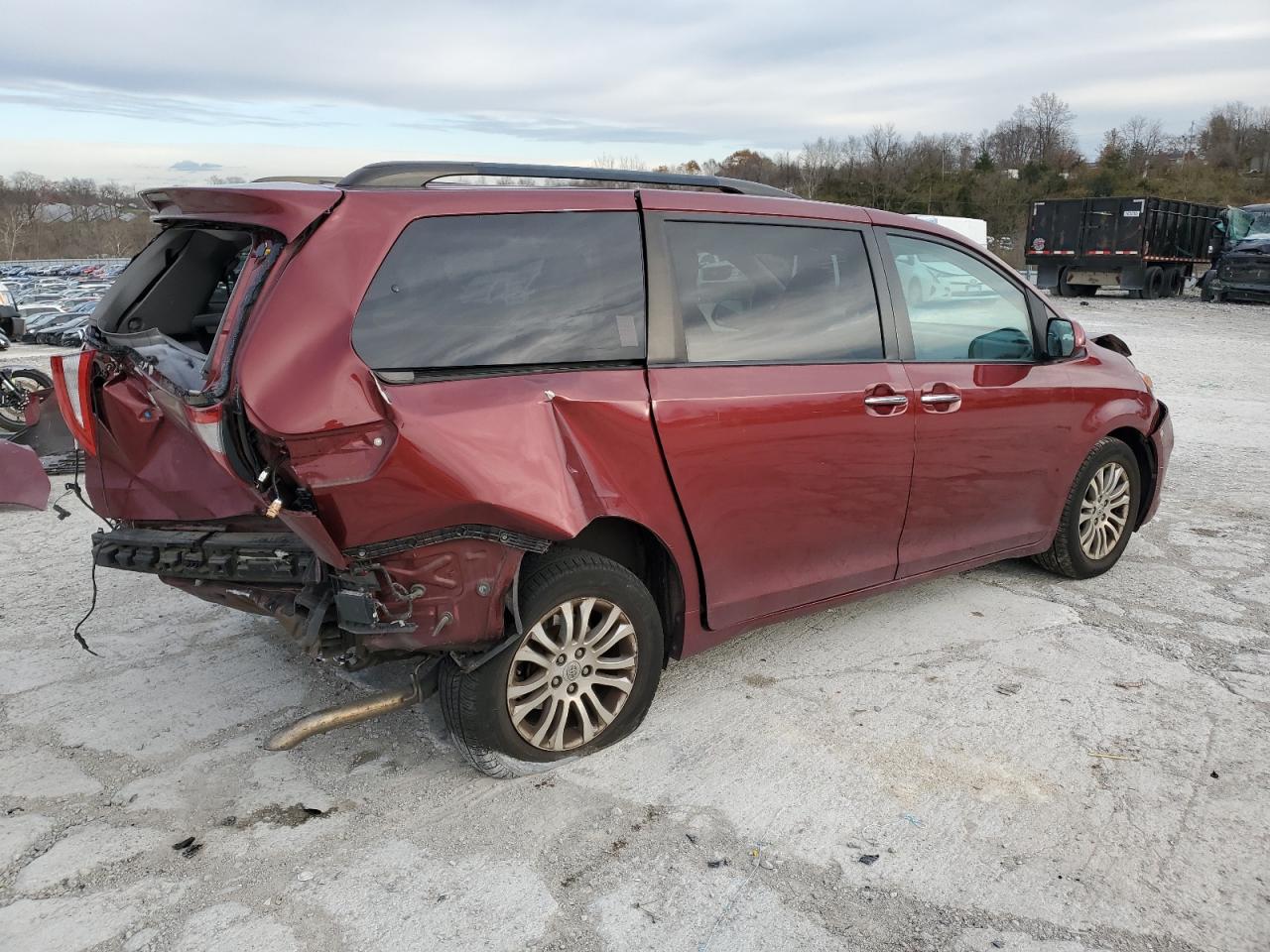 2016 Toyota Sienna - Image 3