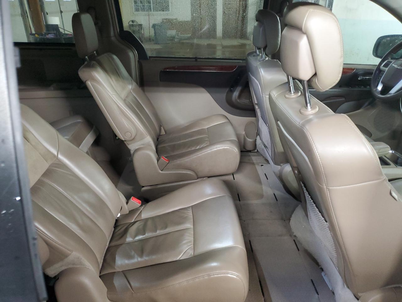 2015 Chrysler Town & Country - Image 11