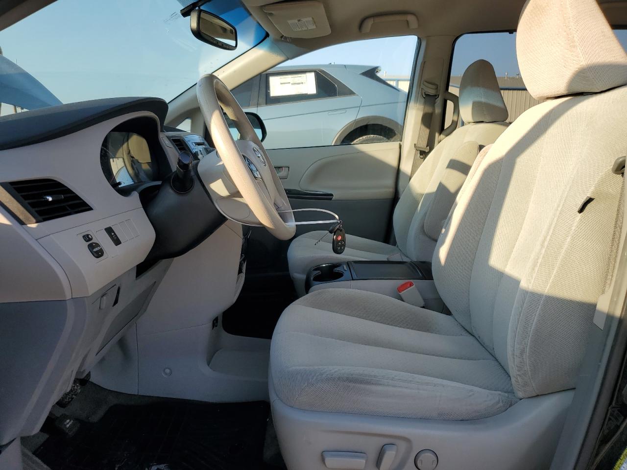 2014 Toyota Sienna - Image 7