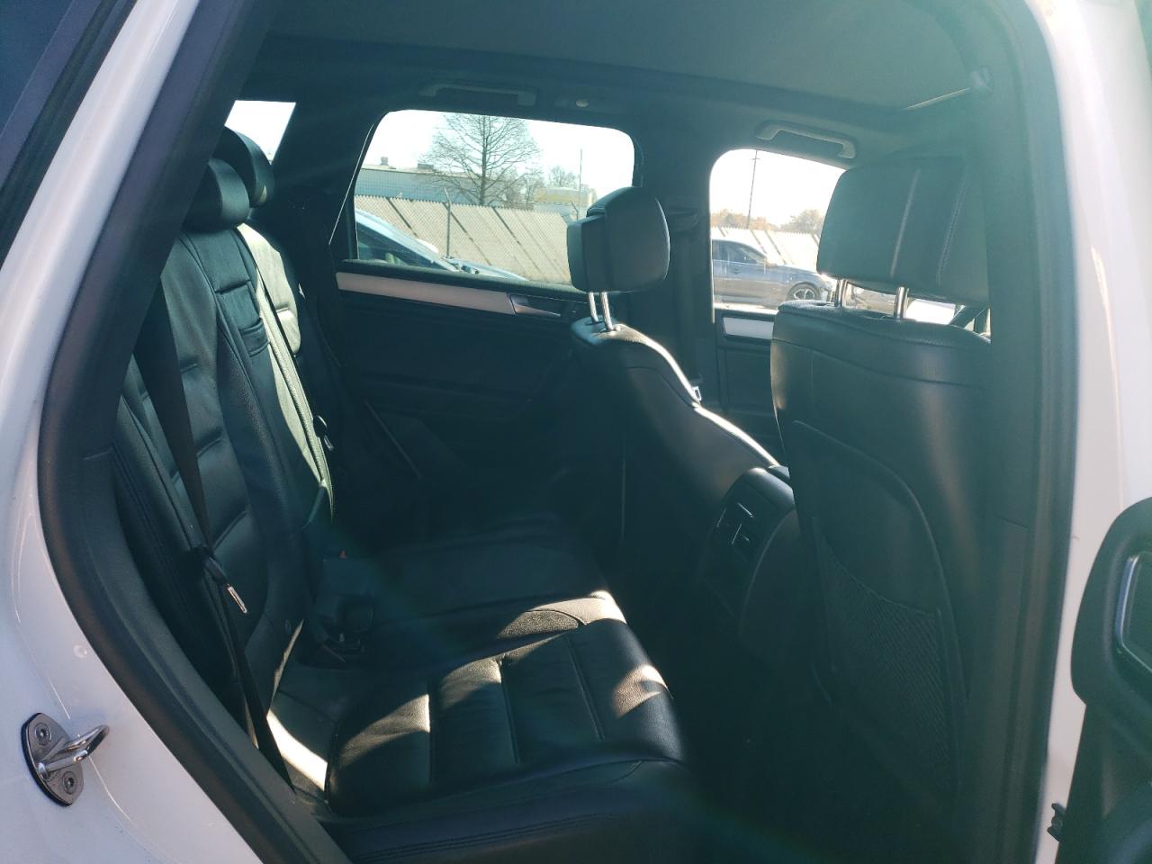 2017 Volkswagen Touareg - Image 11