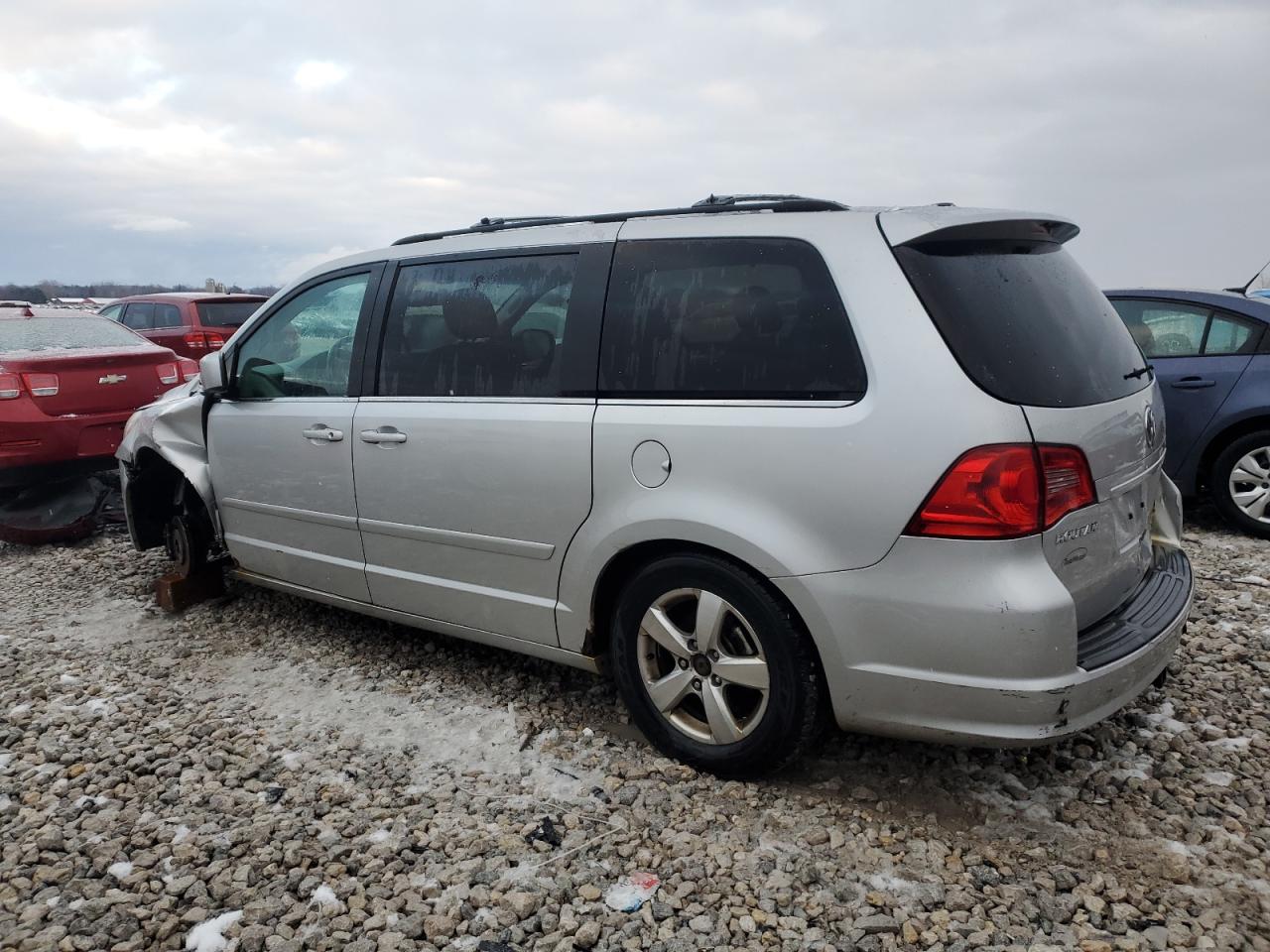 2009 Volkswagen Routan - Image 2