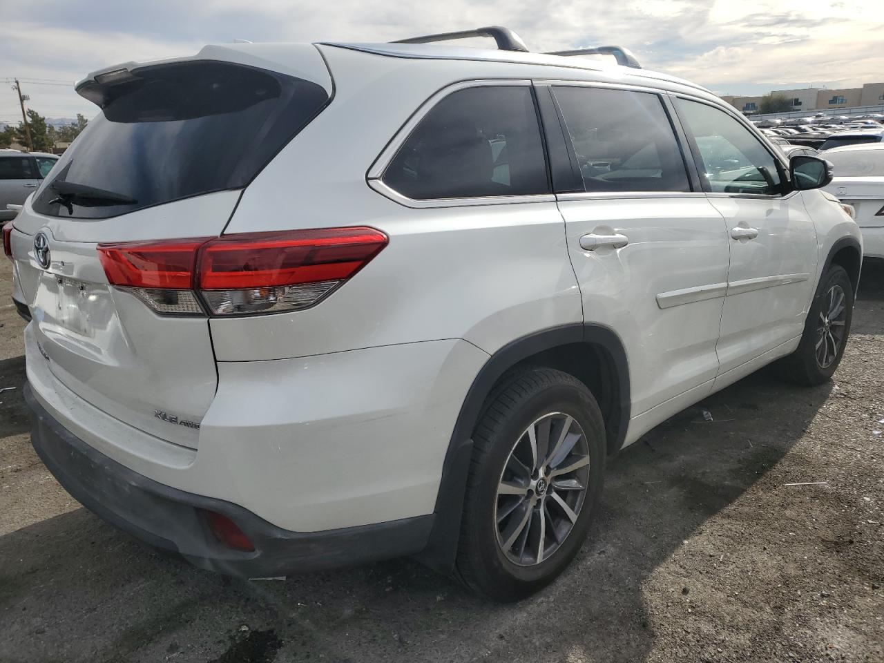 2017 Toyota Highlander - Image 3