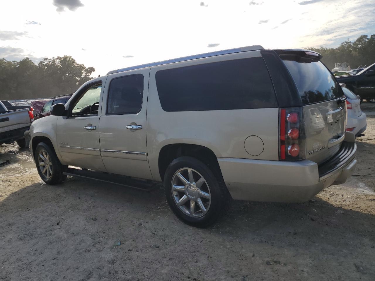 2013 GMC Yukon - Image 2