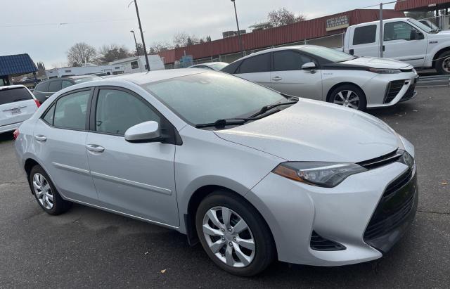 Sedans TOYOTA COROLLA 2017 Srebrny