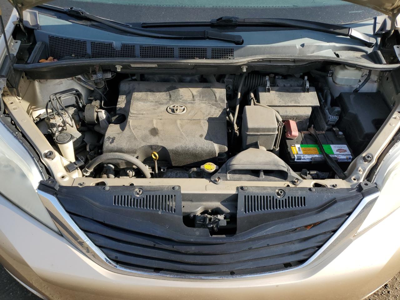 2011 Toyota Sienna - Image 13