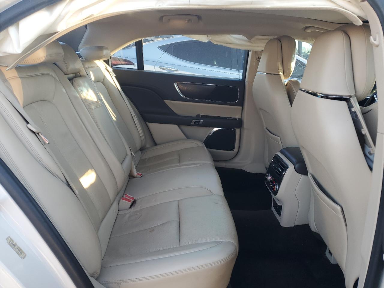 2017 Lincoln Continental - Image 10