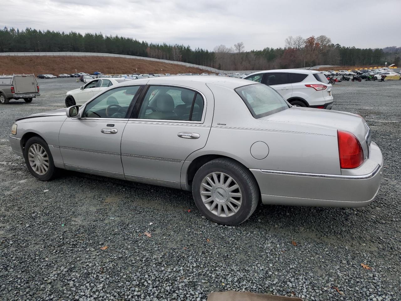 2004 Lincoln Town Car - Image 2