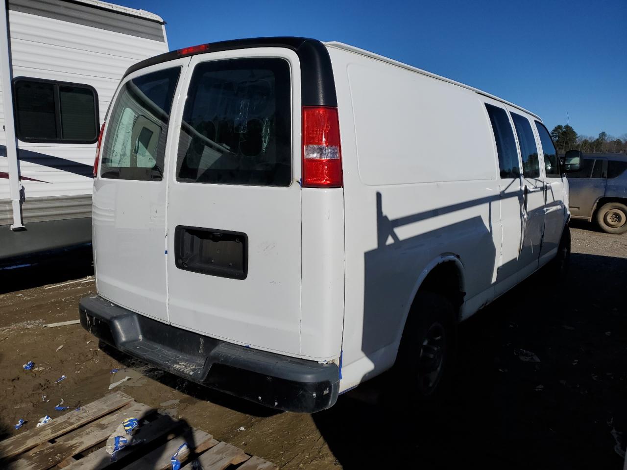 VIN 1GCWGBFG4K1185639 2019 CHEVROLET EXPRESS no.3