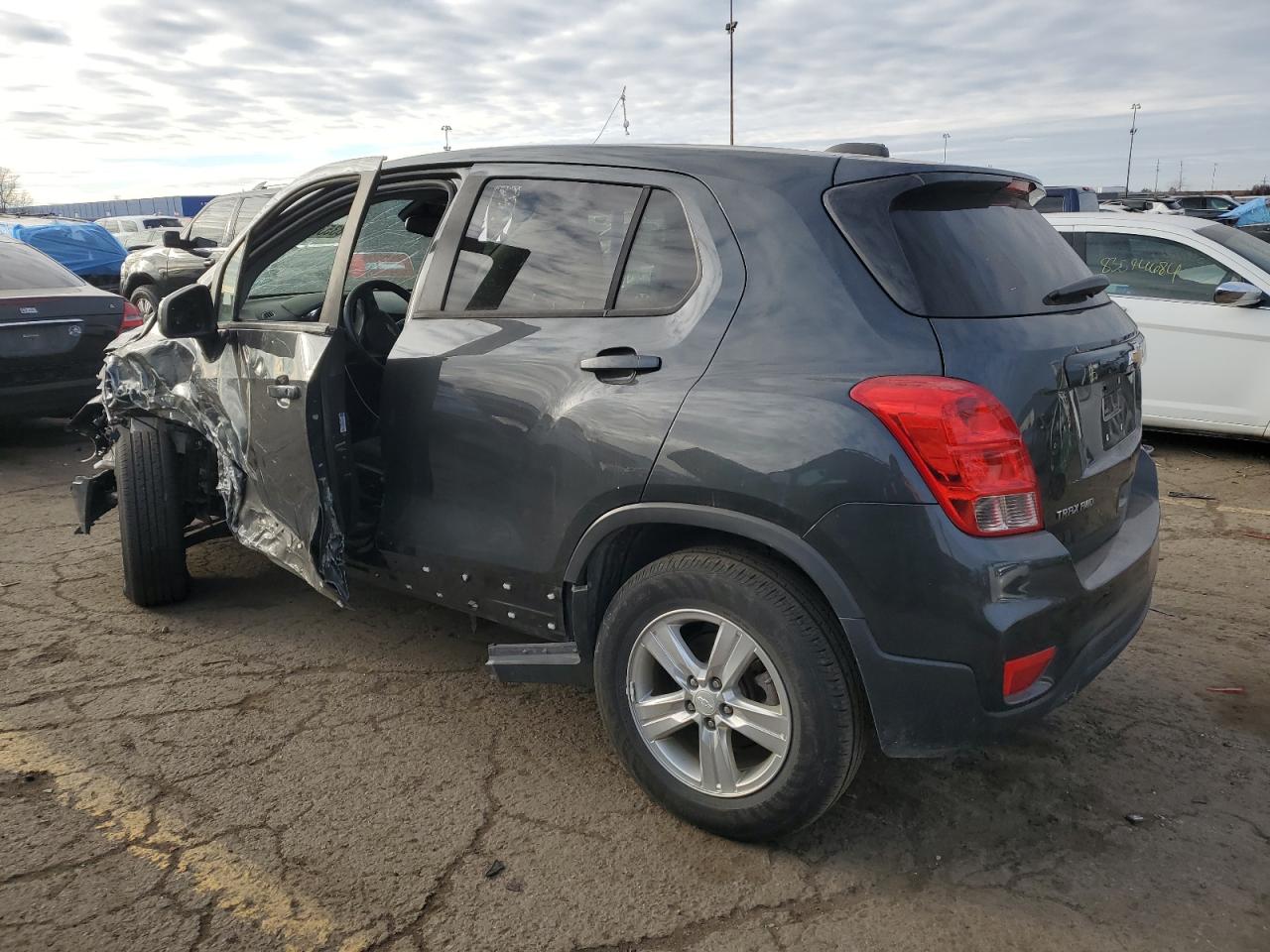 VIN 3GNCJNSB1KL207001 2019 CHEVROLET TRAX no.2