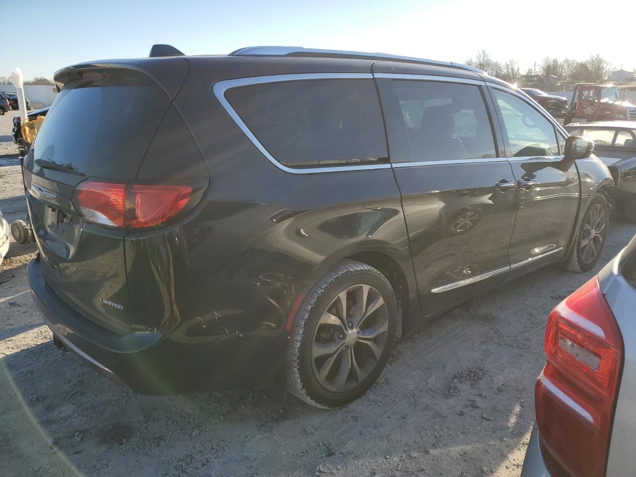 2017 Chrysler Pacifica - Image 3