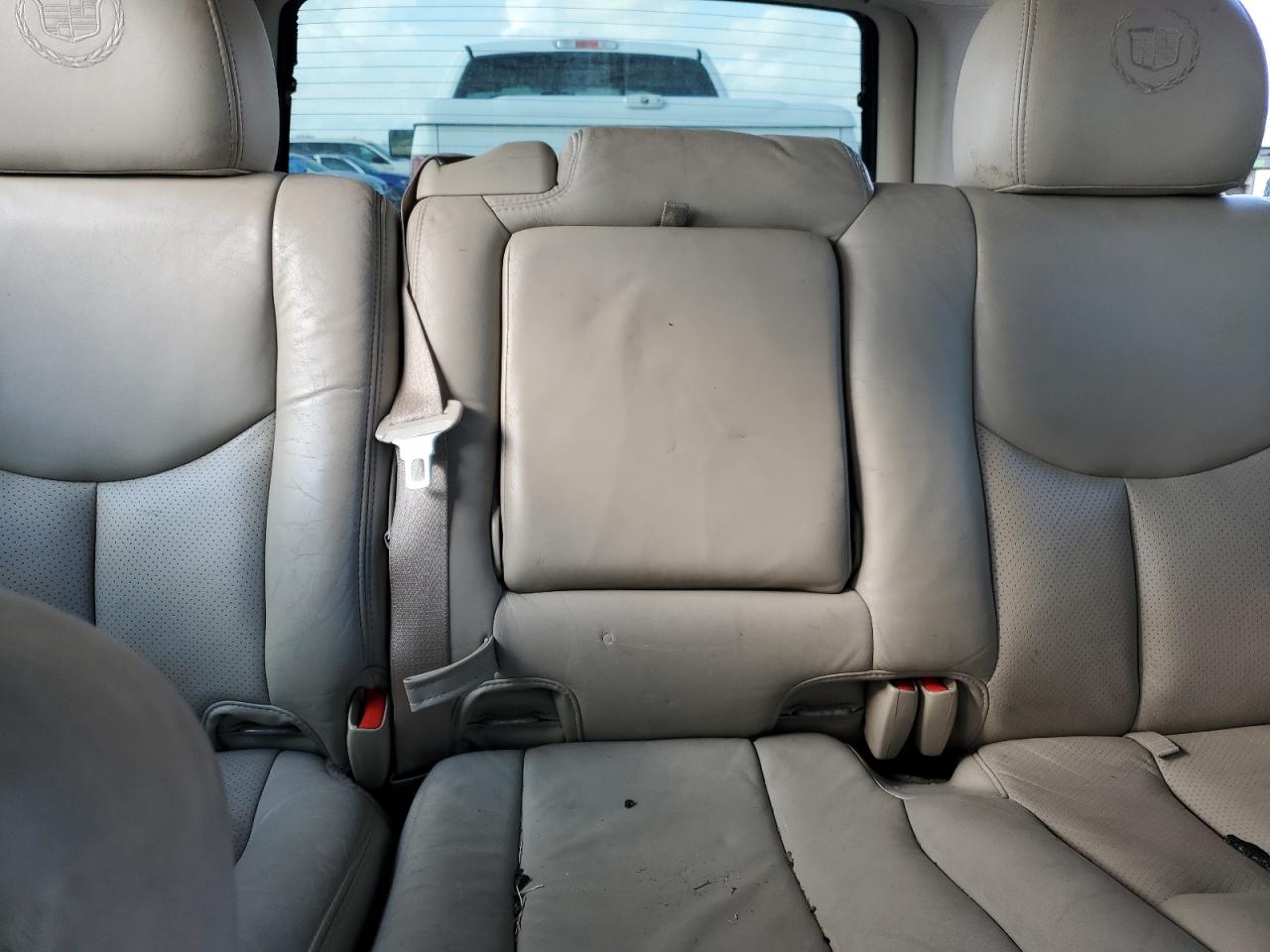 2005 Cadillac Escalade - Image 10