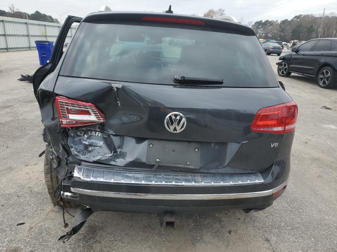 2015 Volkswagen Touareg - Image 6