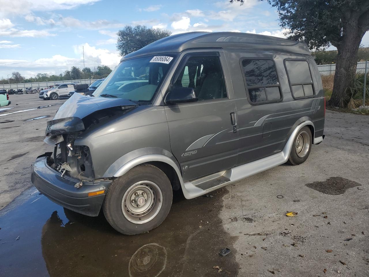 2000 Chevrolet Astro - Image 1