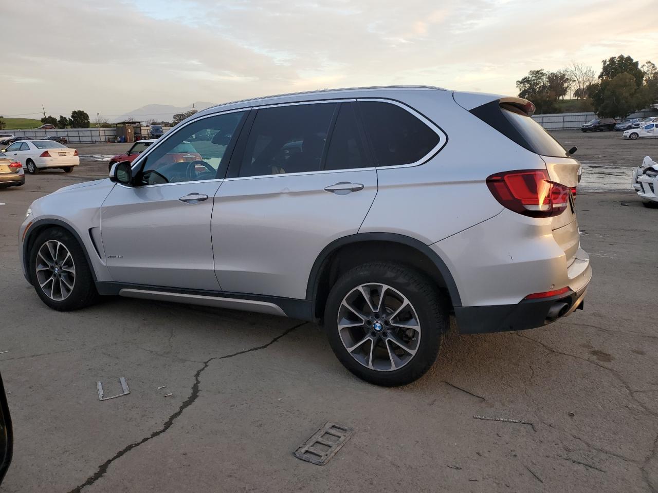 VIN 5UXKR0C30H0V76332 2017 BMW X5 no.2