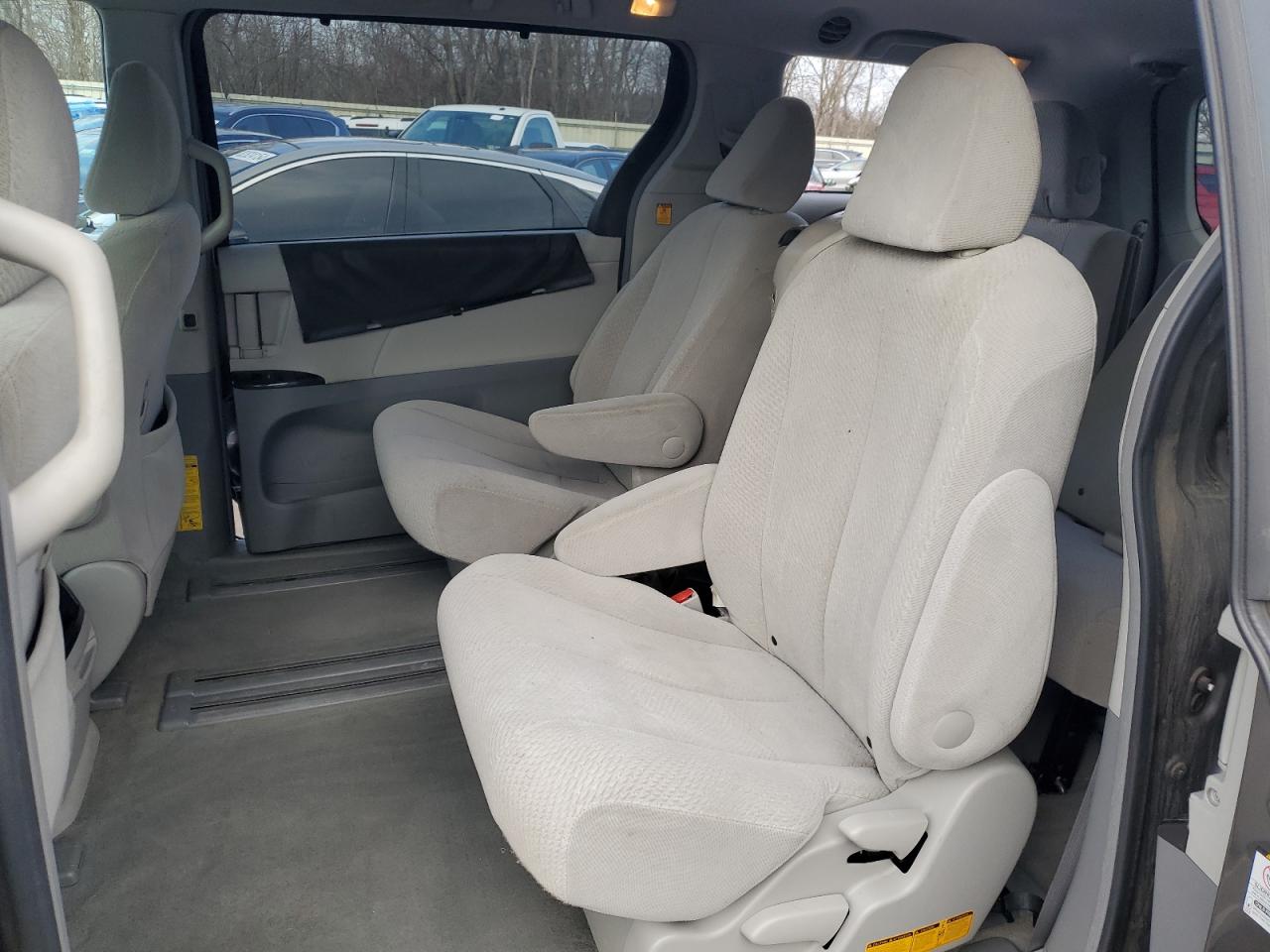2011 Toyota Sienna - Image 11