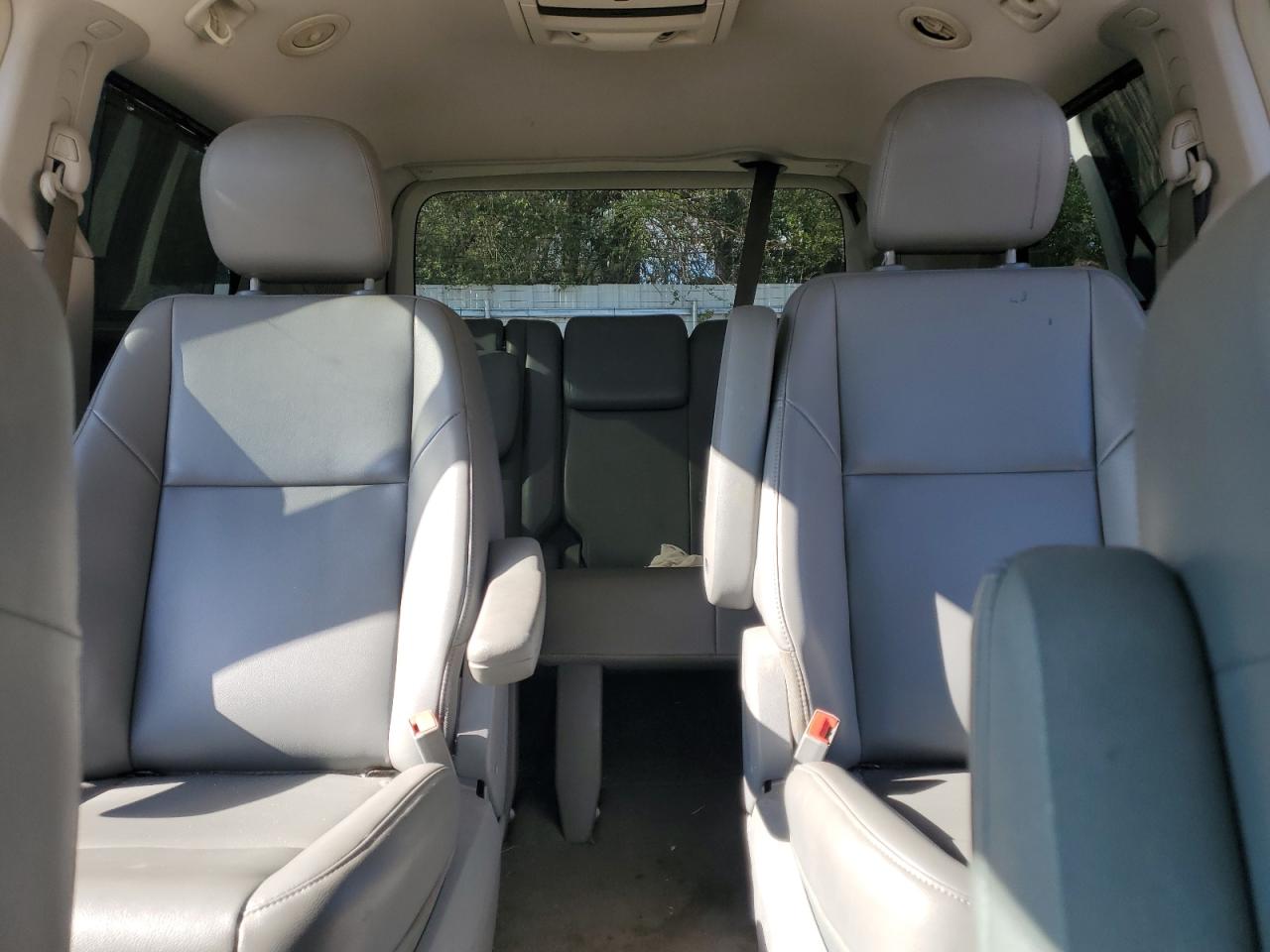 2011 Volkswagen Routan - Image 11