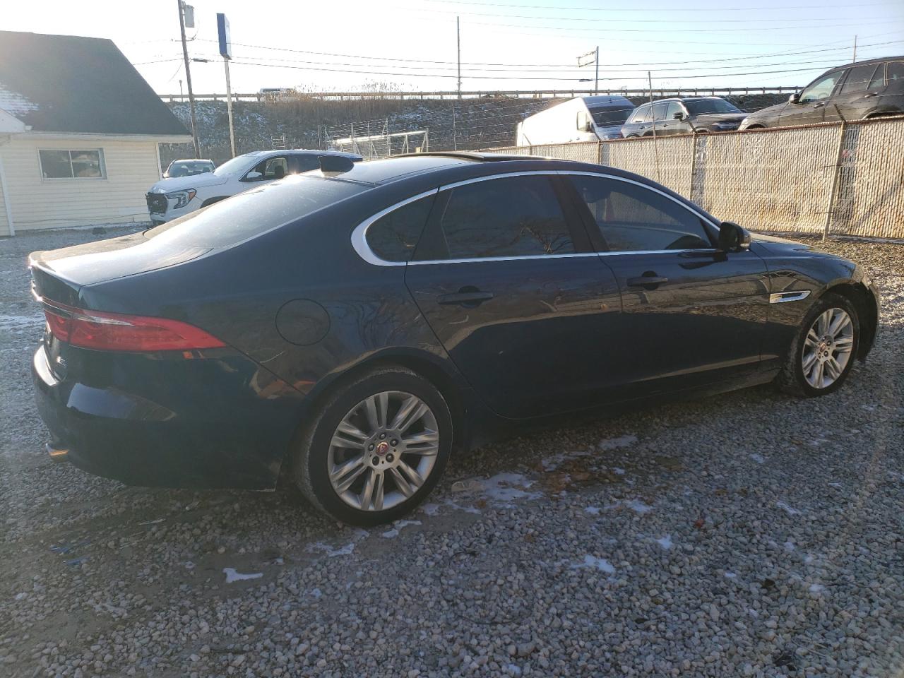 VIN SAJBJ4BV0GCY20966 2016 JAGUAR XF no.3