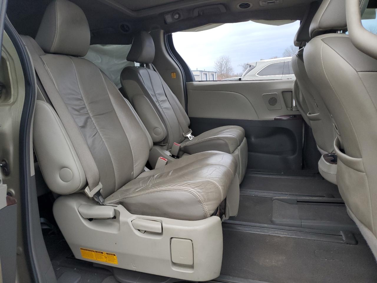 2011 Toyota Sienna - Image 11