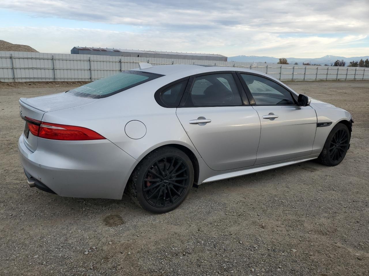 VIN SAJBL4BV6GCY16964 2016 JAGUAR XF no.3