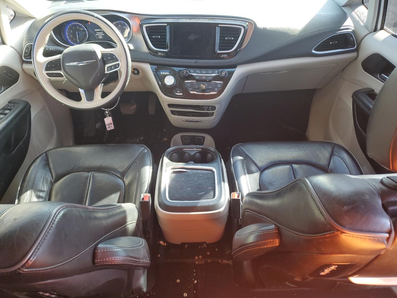 2017 Chrysler Pacifica - Image 8