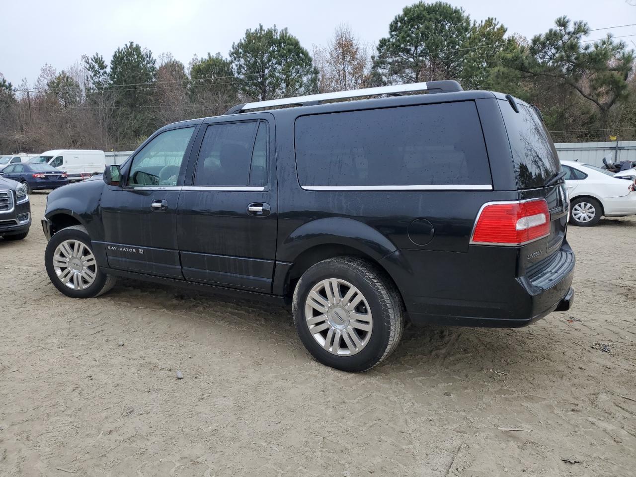 2013 Lincoln Navigator - Image 2
