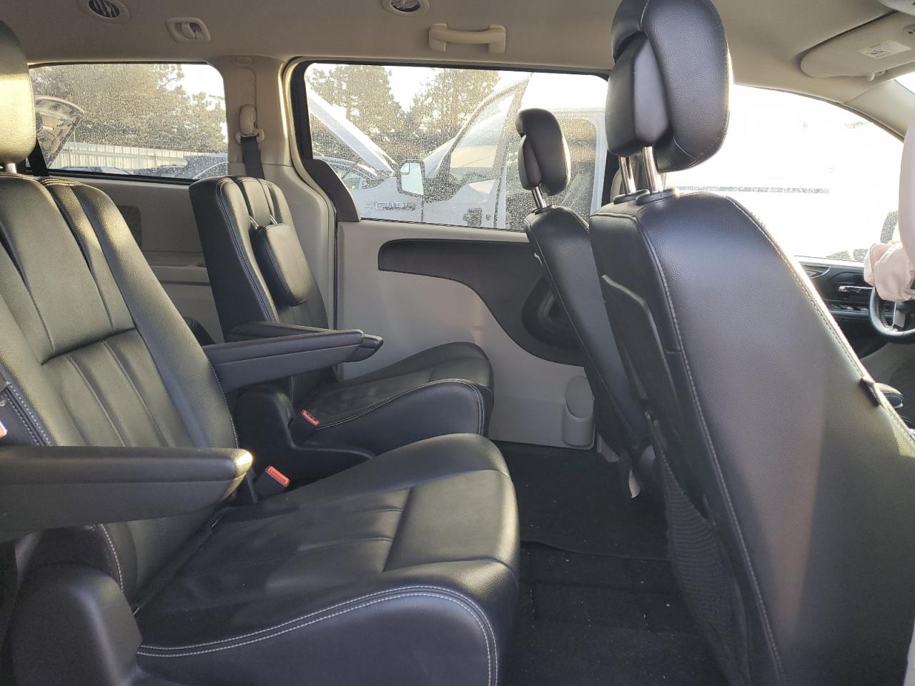 2014 Chrysler Town & Country - Image 11
