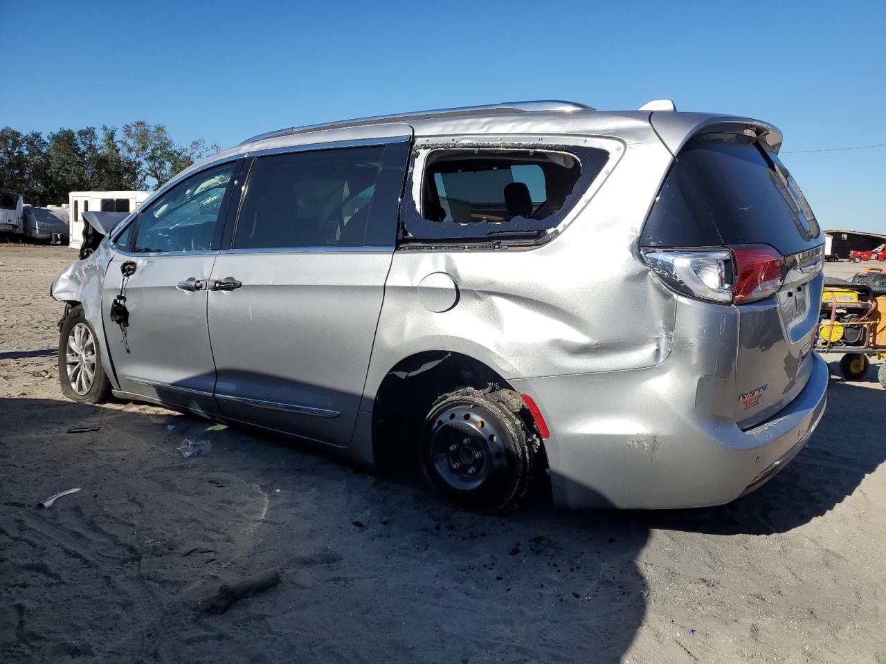 2018 Chrysler Pacifica - Image 2