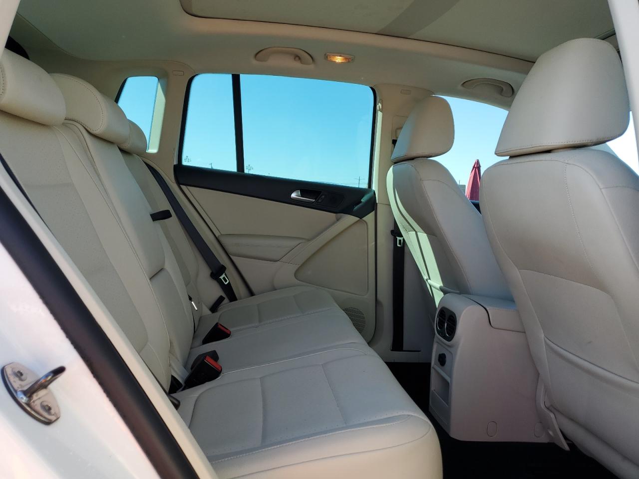 2010 Volkswagen Tiguan - Image 11