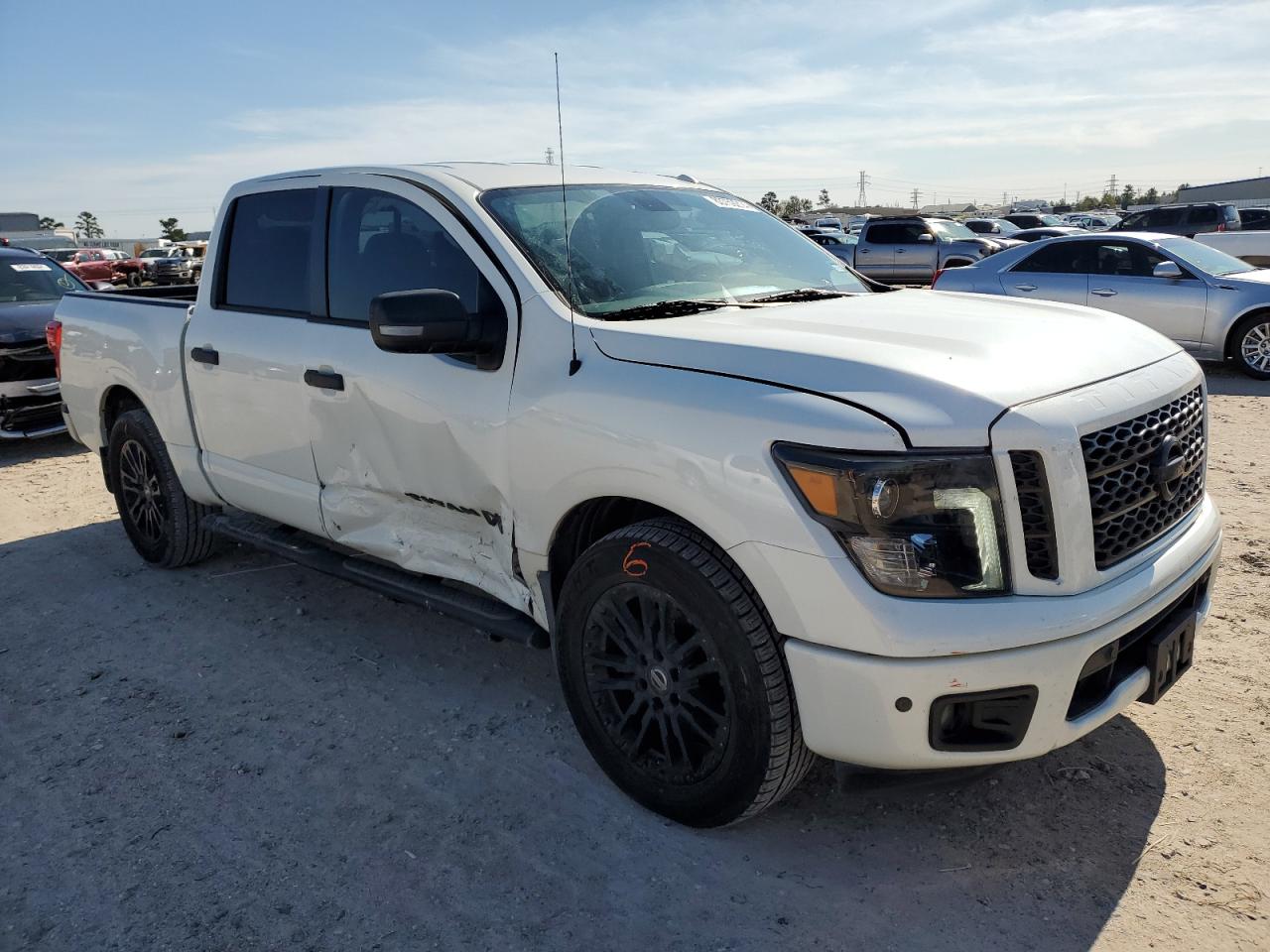 VIN 1N6AA1E64JN542272 2018 NISSAN TITAN no.4