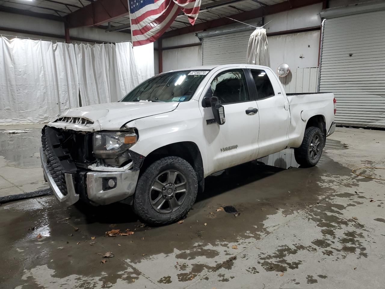 VIN 5TFUY5F1XJX724892 2018 TOYOTA TUNDRA no.1